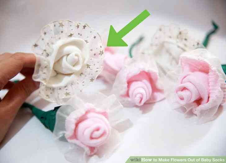 Image intitulée Faire des Fleurs de Chaussettes de Bébé Étape 9